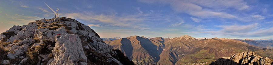 Alla croce di vetta di Cima Croce d'Alben (1975 m) con vista sulla conca di Olltre il Colle e i suoi monti